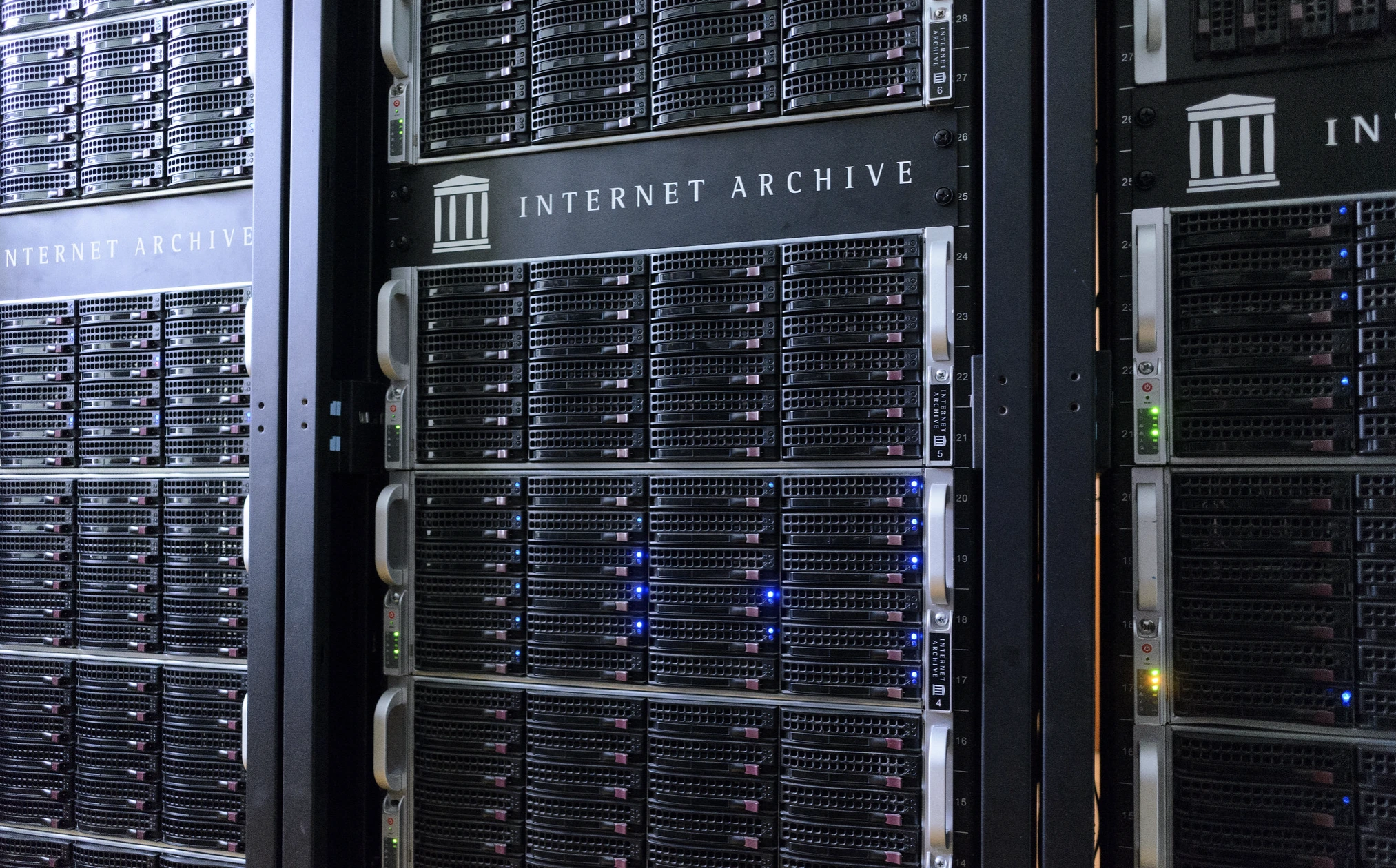 Internet Archive kärsii kyberhyökkäyksistä, hakkerit lähettävät sähköposteja.