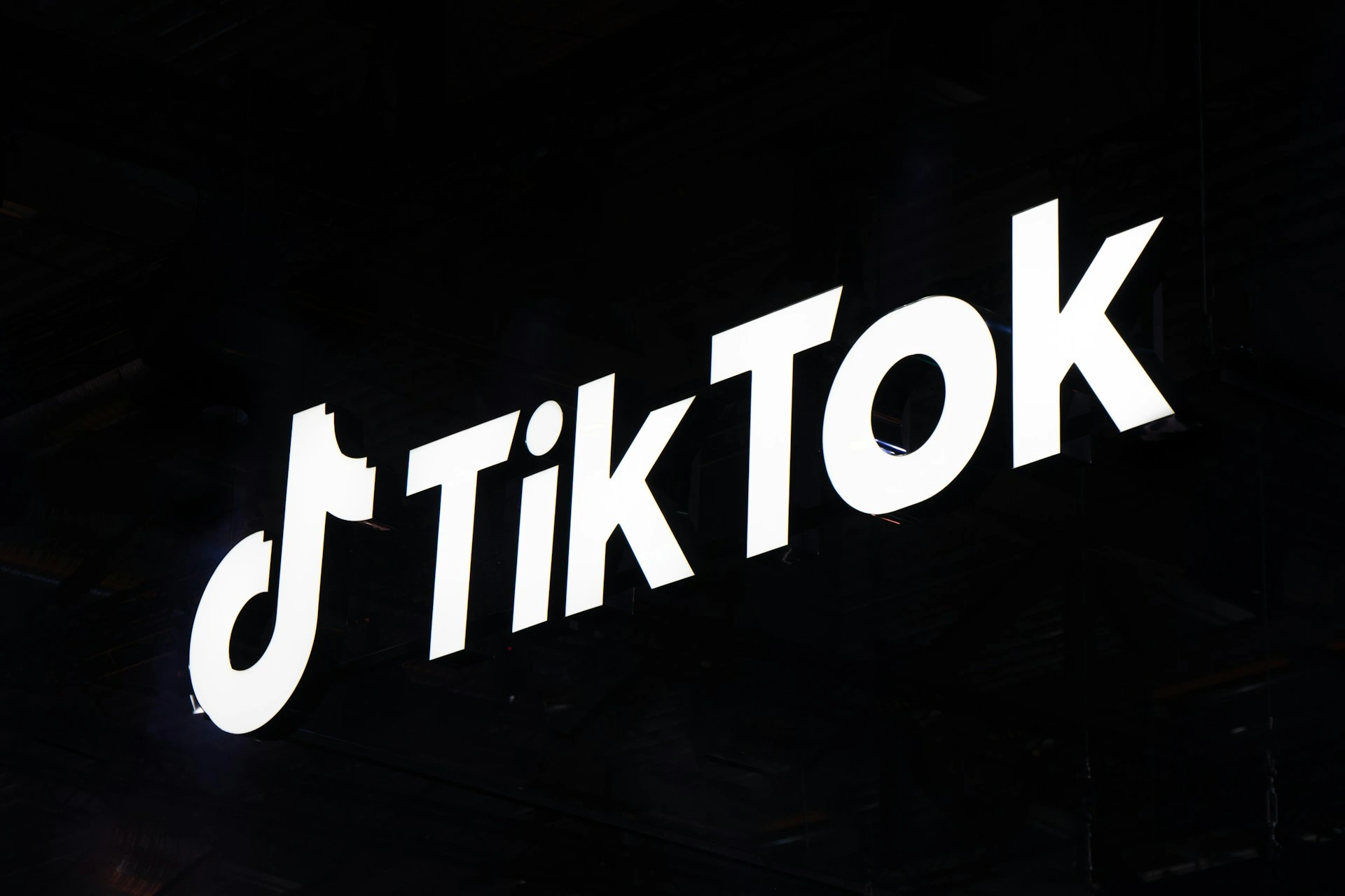 TikTok Vähentää Satoja Työntekijöitä Siirtyessään AI Sisällön Moderaatioon